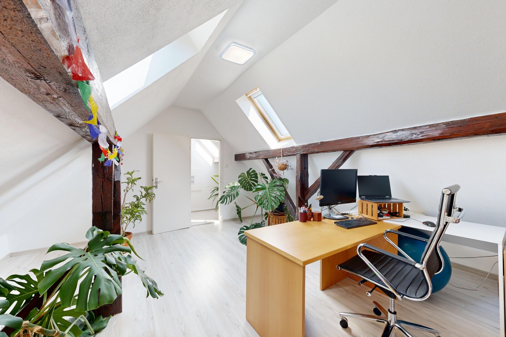 bureau avec puits de lumière, pièce supplémentaire, wood finish floor, sol en finition bois, et vaulted ceiling