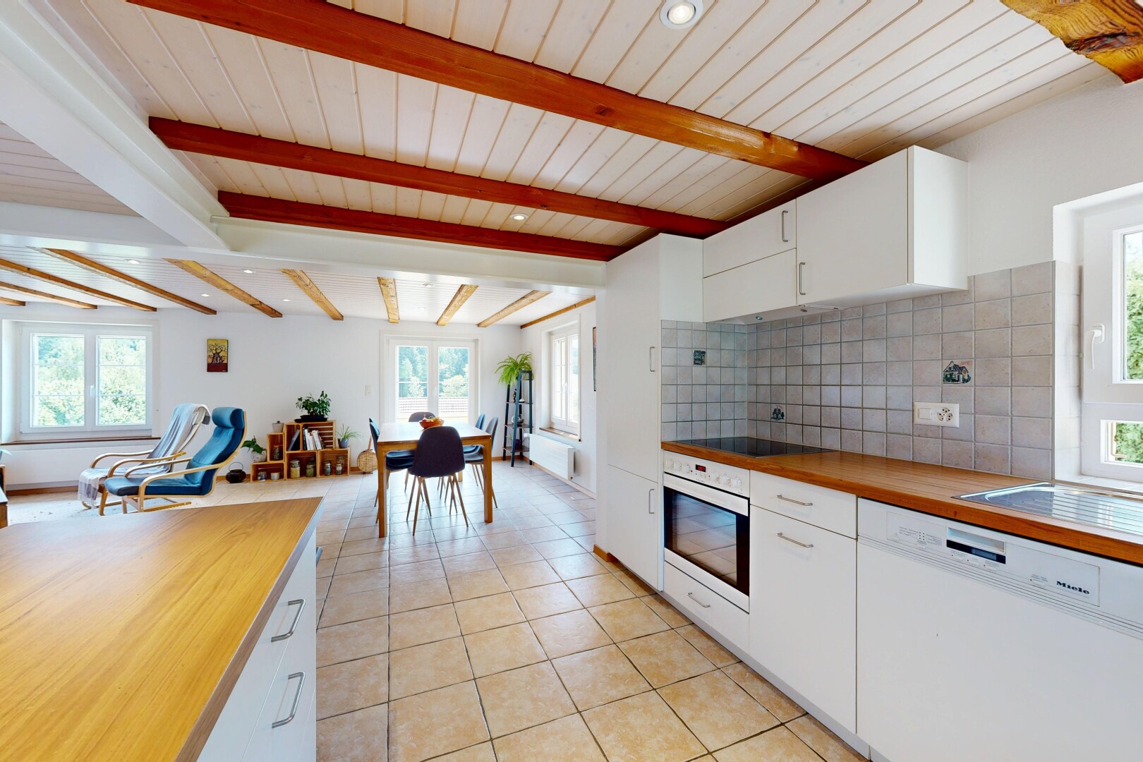 cuisine avec dosseret, backsplash, plafond à poutres, beamed ceiling, et éclairage encastré