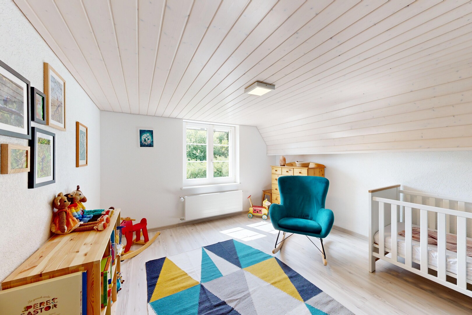 chambre avec radiateur, wood finish floor, sol en finition bois, low ceiling, et plafond bas