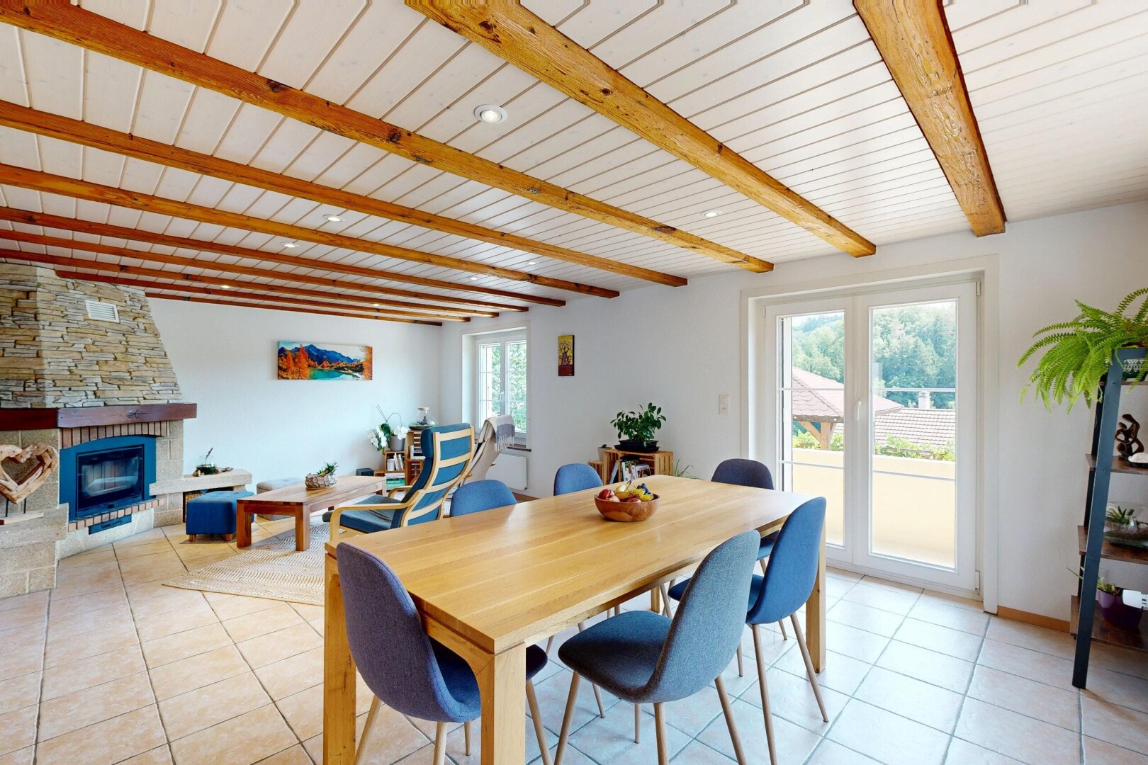 salle à manger avec beamed ceiling, plafond à poutres, high end ceiling, éclairage encastré, et drywall