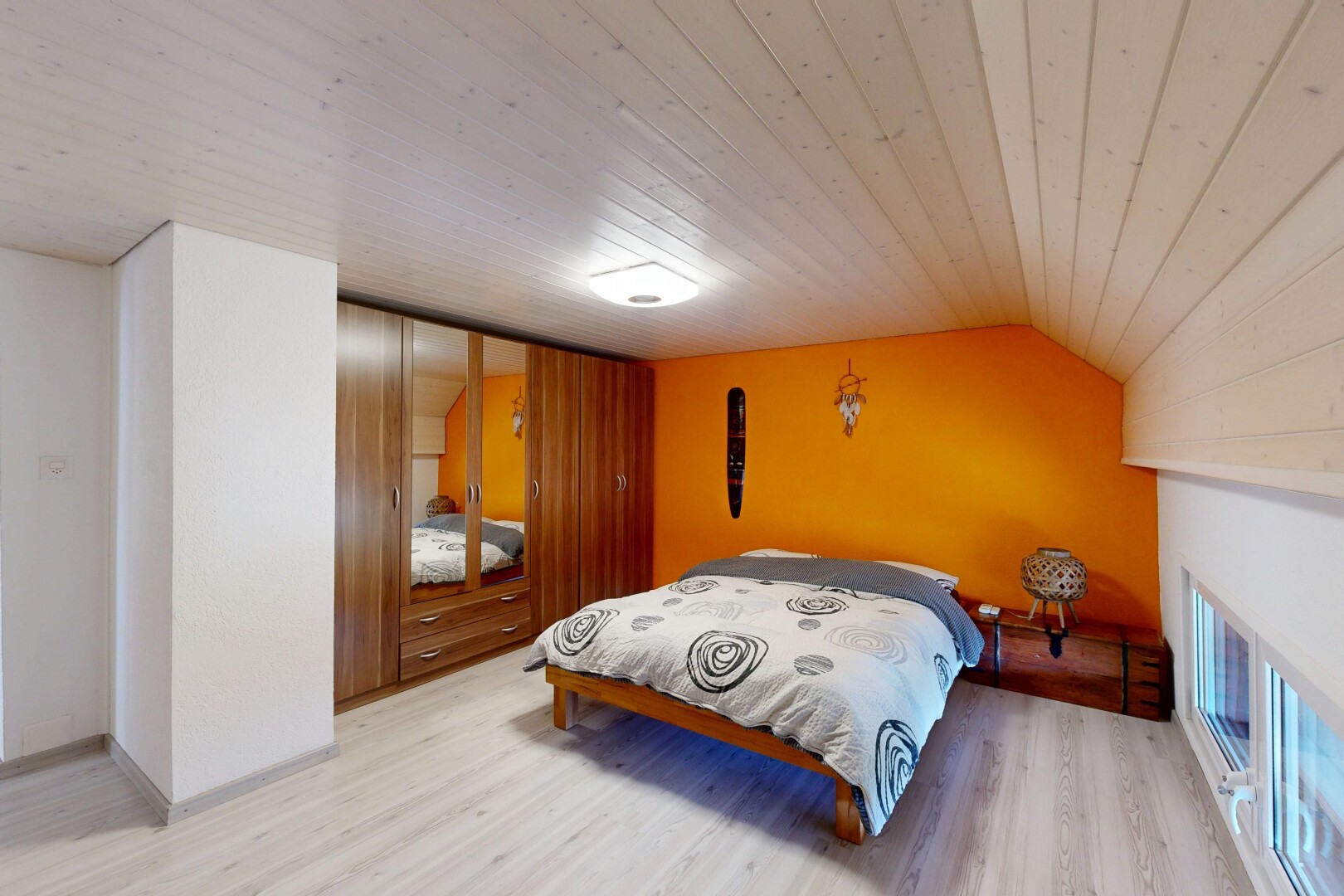chambre avec low ceiling, plafond bas, vaulted ceiling, plafond voûté, et wood finish floor