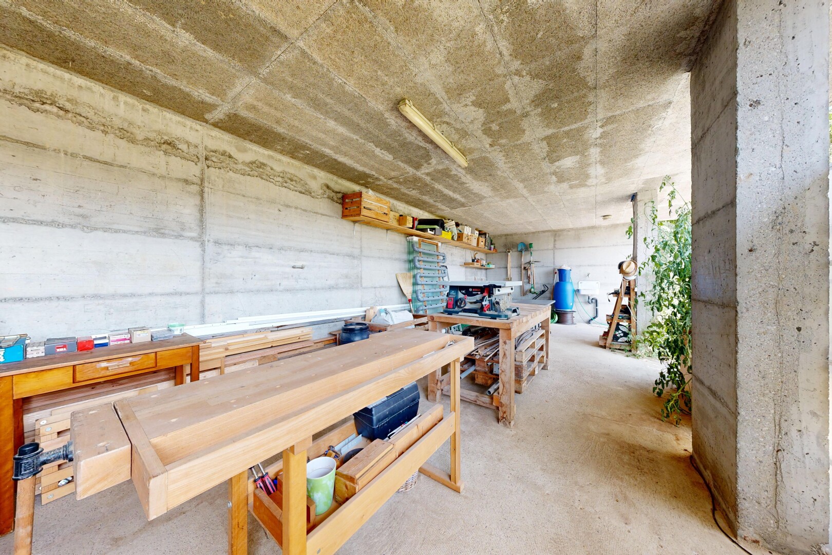 salle à manger avec concrete ceiling, plafond en béton, concrete wall, mur en béton, et concrete floor