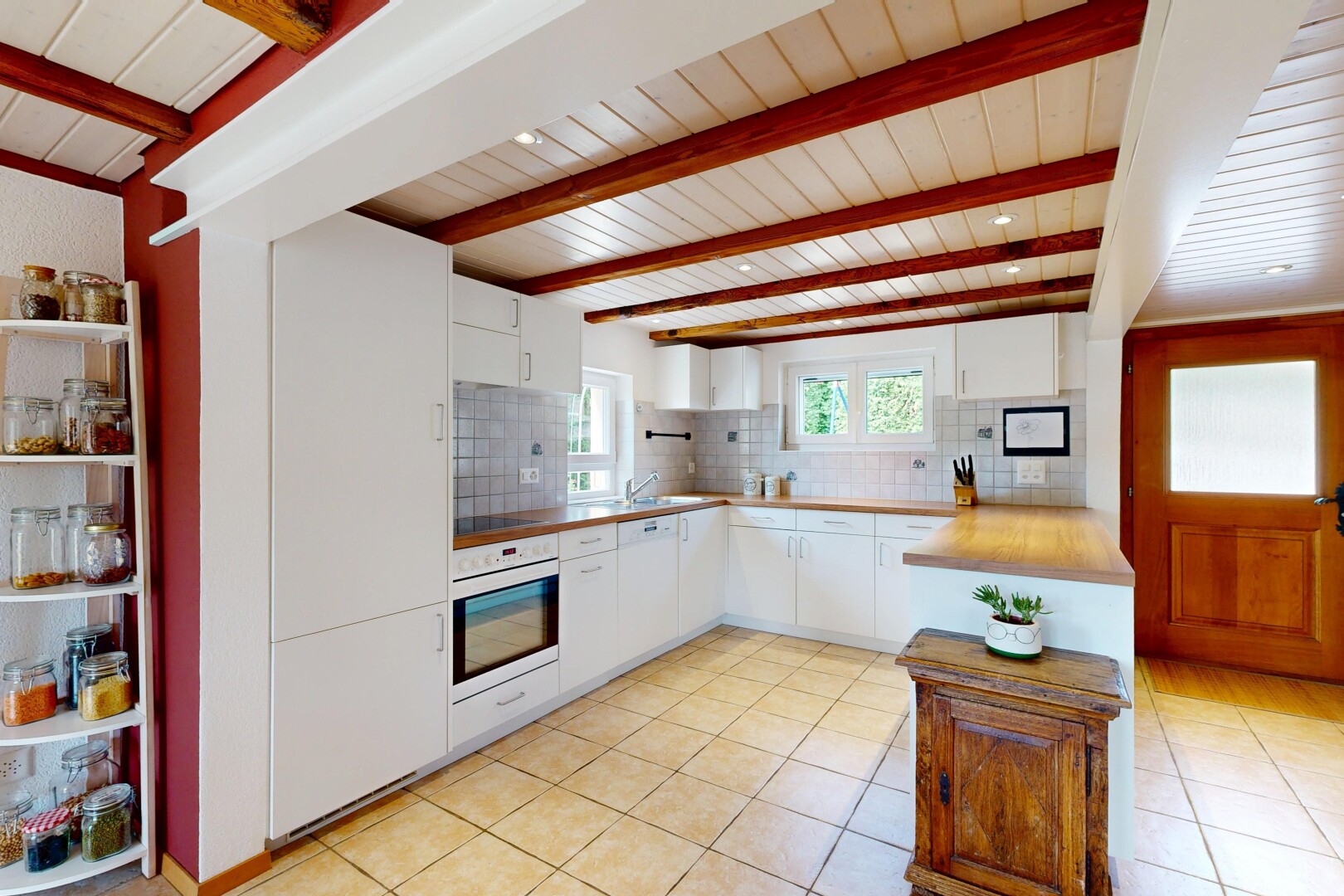 cuisine avec backsplash, dosseret, beamed ceiling, plafond à poutres, et light floor