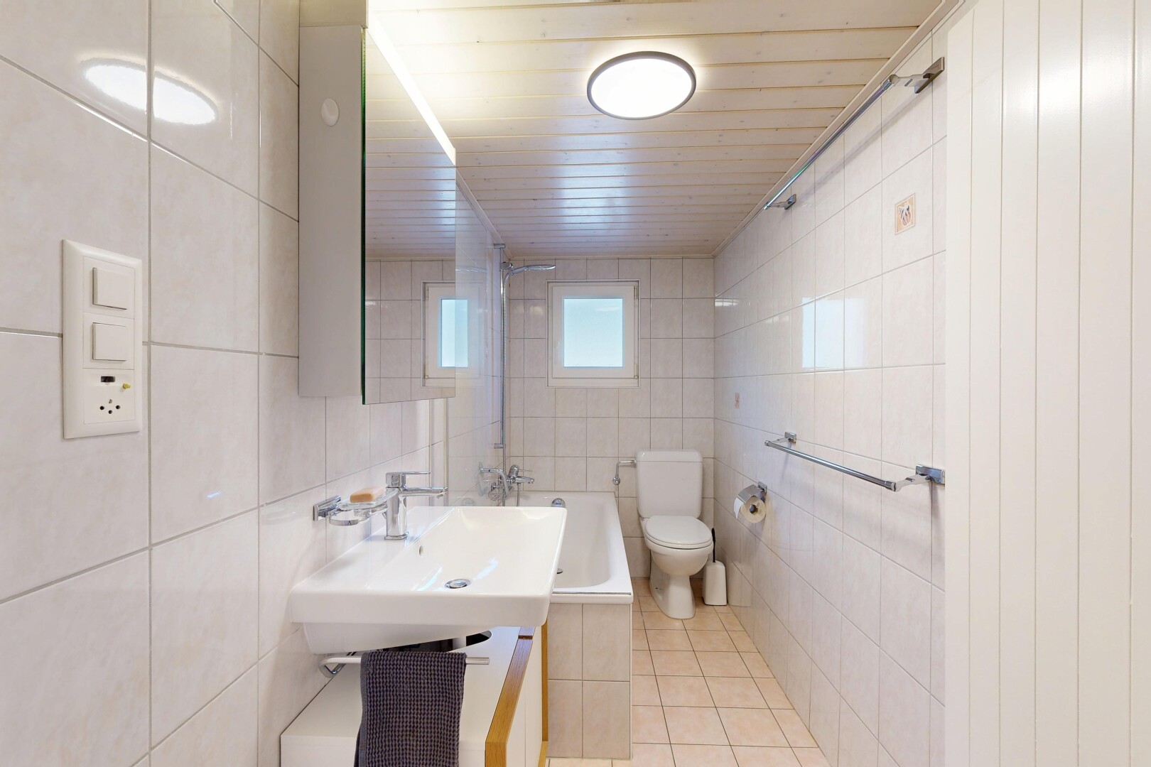 salle de bains avec salle de bain complète, mur en carrelage, tile wall, toilette, et douche-bain combinés