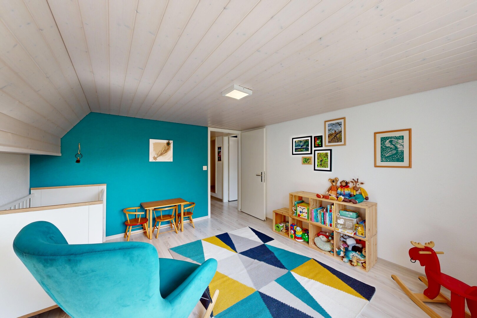 salon avec low ceiling, plafond bas, drywall, cloison sèche, et vaulted ceiling