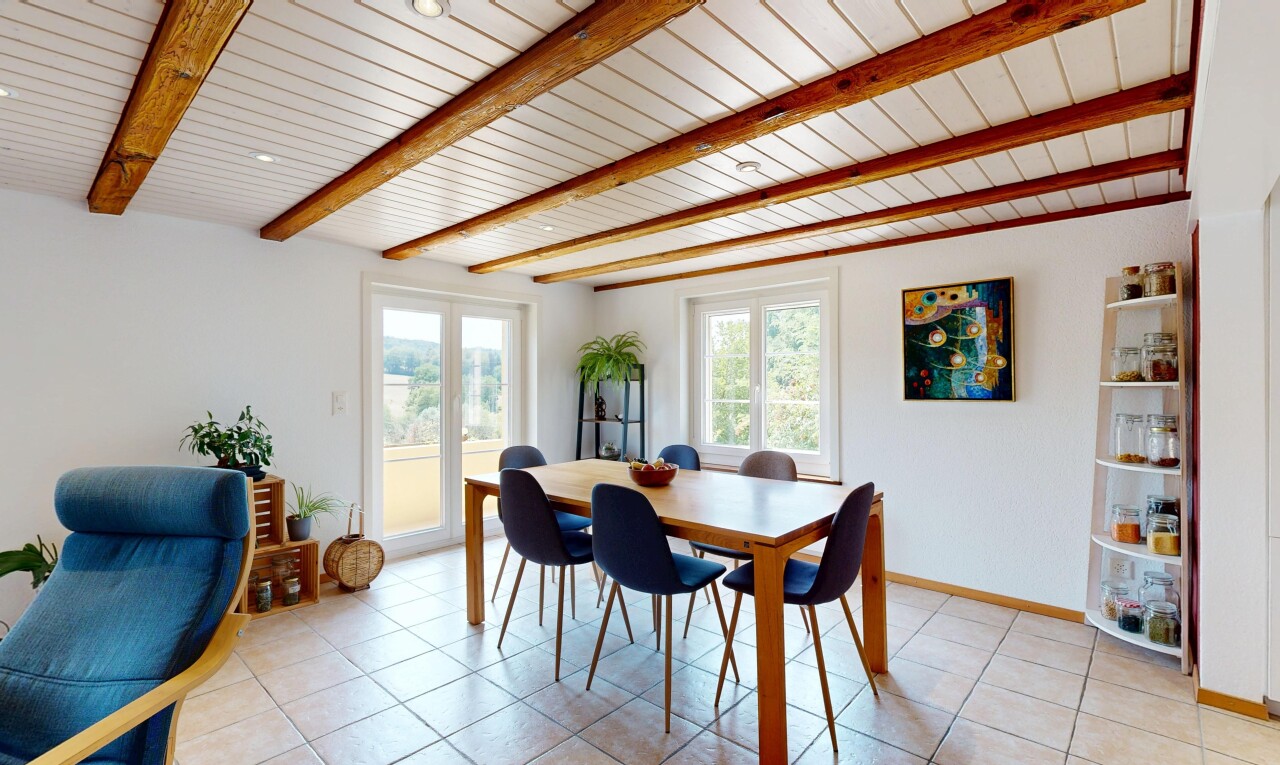 salle à manger avec plafond à poutres, beamed ceiling, high end ceiling, sol en carrelage, et tile floor