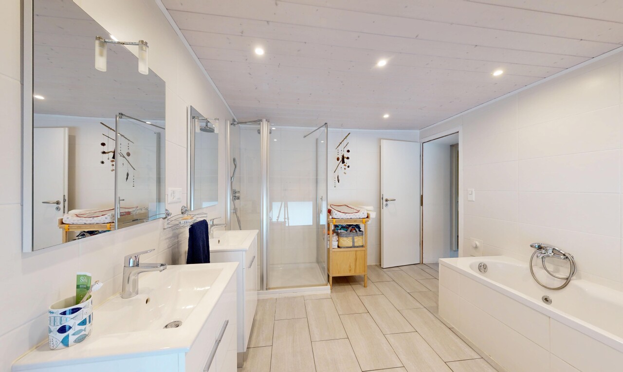 salle de bains avec douche, salle de bain complète, éclairage encastré, bain, et light floor