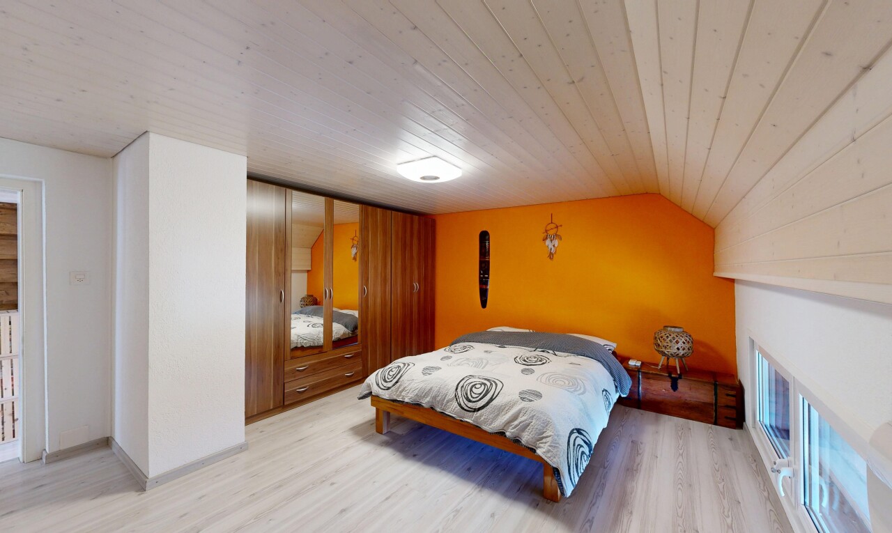 chambre avec low ceiling, plafond bas, vaulted ceiling, plafond voûté, et wood finish floor