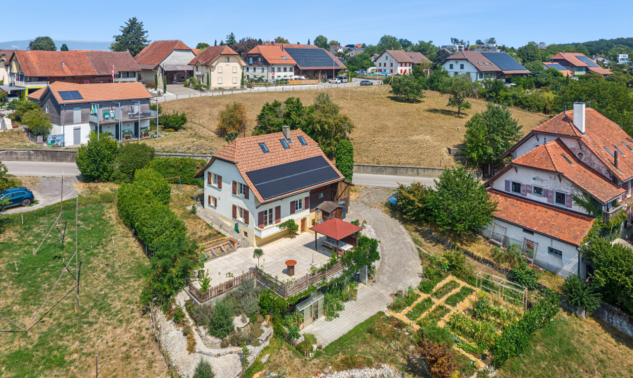 façade avec neighborhood view, vue résidentielle, residential view, terrasse, et property visible