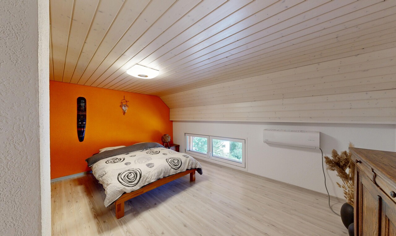chambre avec plafond voûté, vaulted ceiling, sol en finition bois, wood finish floor, et inside property