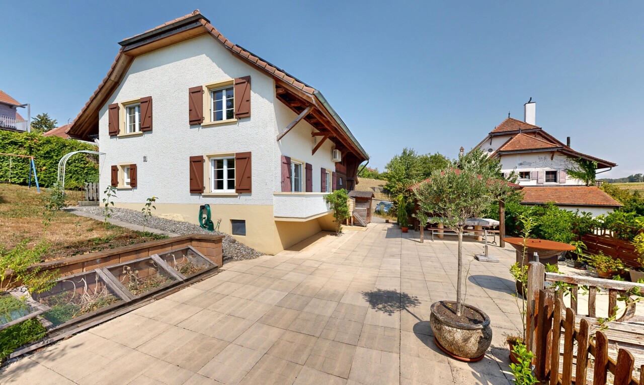 façade avec bardage en stuc, property visible, et day time