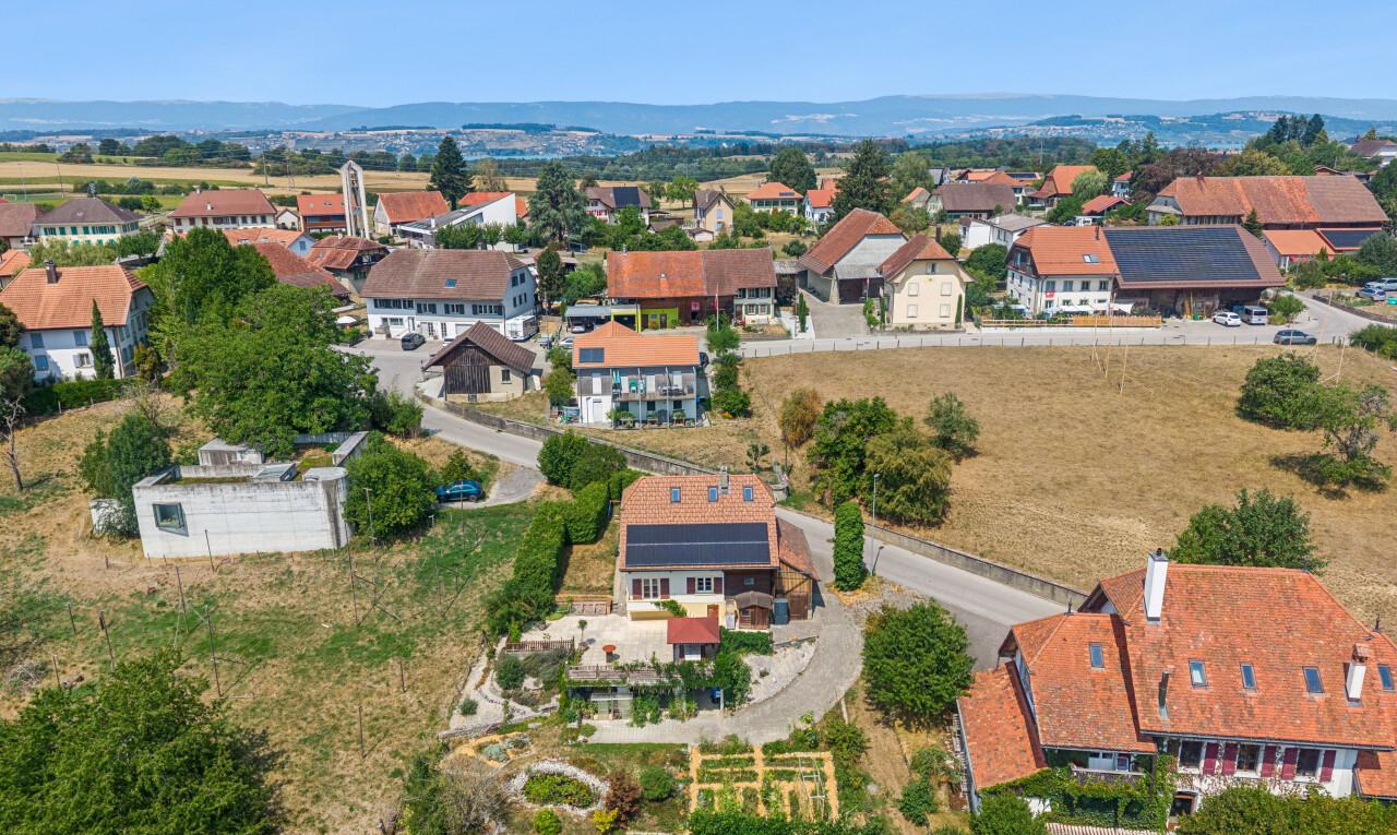 façade avec day time, vue résidentielle, residential view, et neighborhood view
