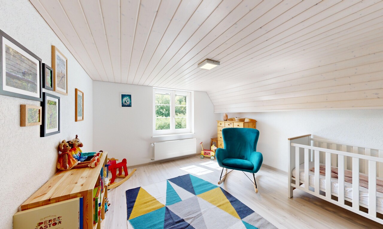 chambre avec radiateur, wood finish floor, sol en finition bois, low ceiling, et plafond bas