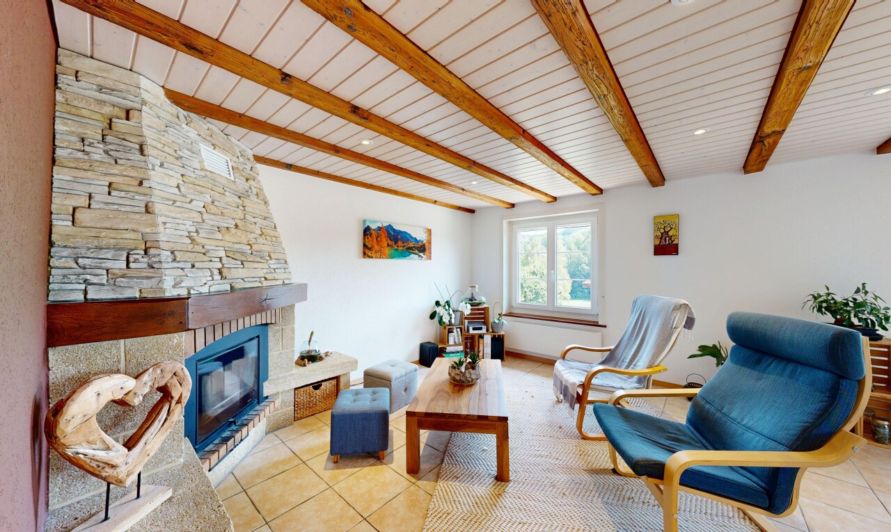 salon avec plafond à poutres, beamed ceiling, sol en carrelage, tile floor, et cheminée