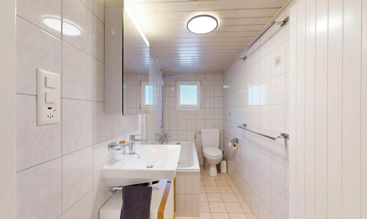 salle de bains avec salle de bain complète, mur en carrelage, tile wall, toilette, et douche-bain combinés