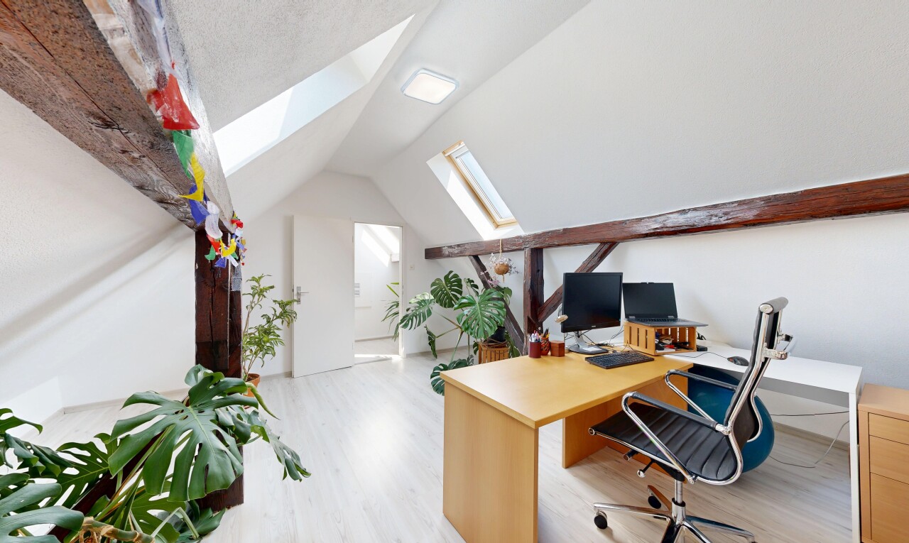 bureau avec puits de lumière, pièce supplémentaire, wood finish floor, sol en finition bois, et vaulted ceiling