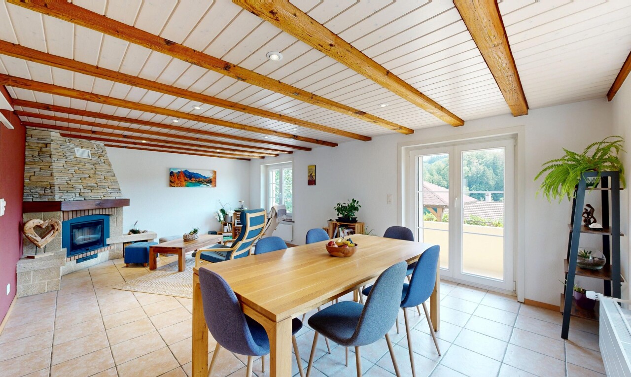 salle à manger avec beamed ceiling, plafond à poutres, high end ceiling, éclairage encastré, et drywall