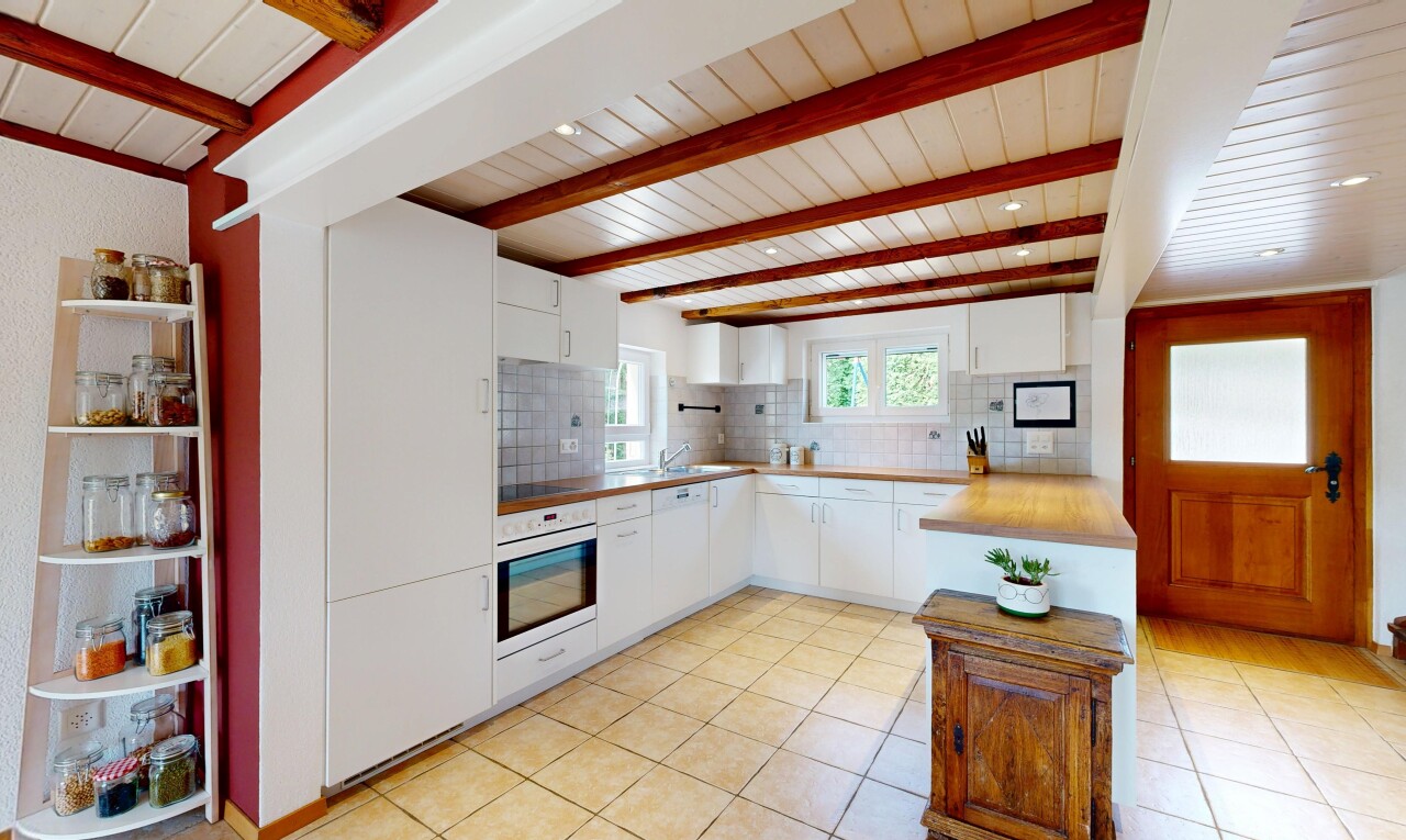 cuisine avec backsplash, dosseret, beamed ceiling, plafond à poutres, et light floor