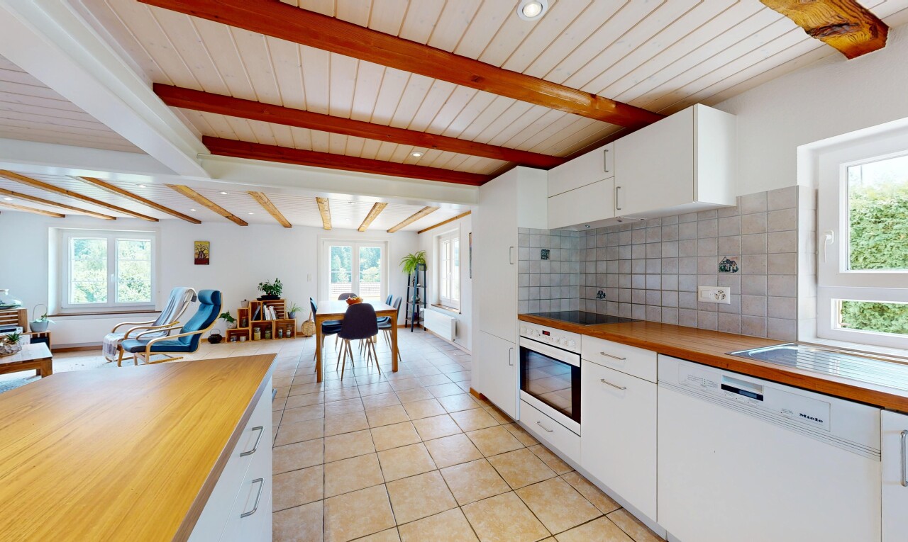 cuisine avec dosseret, backsplash, plafond à poutres, beamed ceiling, et éclairage encastré