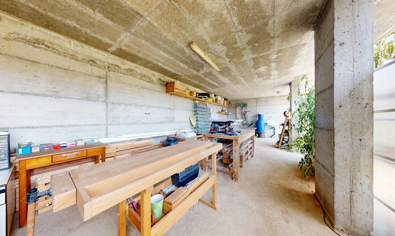 salle à manger avec concrete ceiling, plafond en béton, concrete wall, mur en béton, et concrete floor