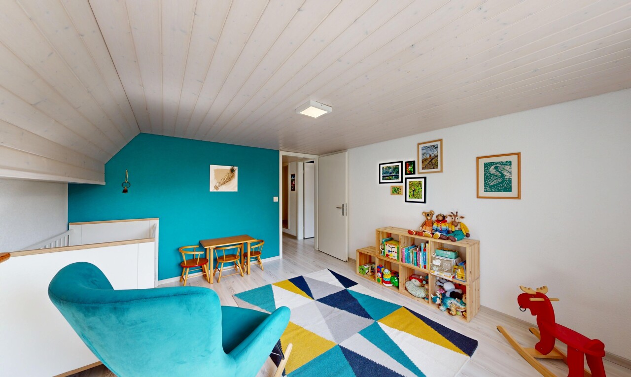 salon avec low ceiling, plafond bas, drywall, cloison sèche, et vaulted ceiling