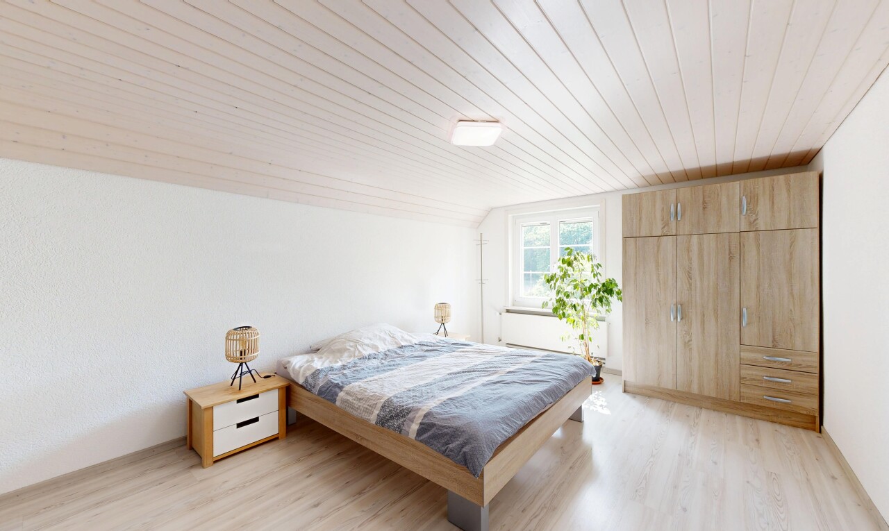 chambre avec sol en finition bois, wood finish floor, pièce supplémentaire, inside property, et lumière naturelle