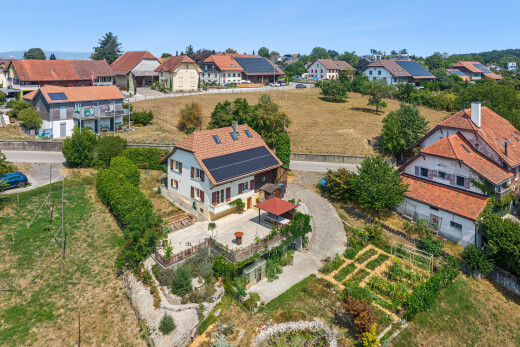façade avec neighborhood view, vue résidentielle, residential view, terrasse, et property visible