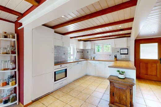 cuisine avec backsplash, dosseret, beamed ceiling, plafond à poutres, et light floor