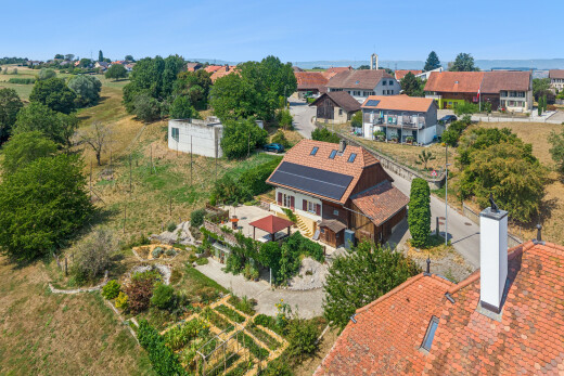 façade avec cheminée, day time, drone view, vue résidentielle, et residential view