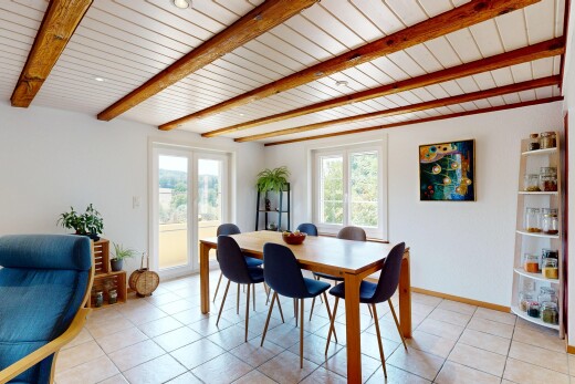 salle à manger avec plafond à poutres, beamed ceiling, high end ceiling, sol en carrelage, et tile floor