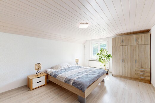chambre avec sol en finition bois, wood finish floor, pièce supplémentaire, inside property, et lumière naturelle