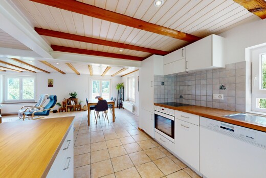 cuisine avec dosseret, backsplash, plafond à poutres, beamed ceiling, et éclairage encastré