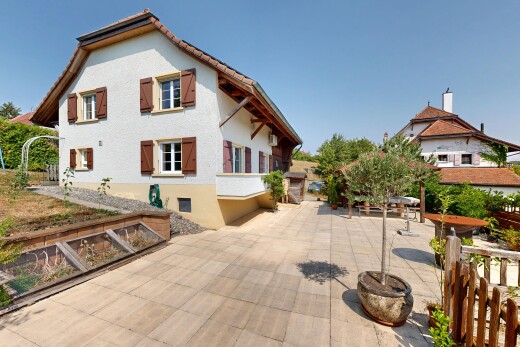 façade avec bardage en stuc, property visible, et day time