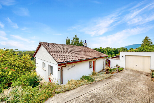 außenansicht mit property visible, day time, schornstein, stuckverkleidung, und auffahrt