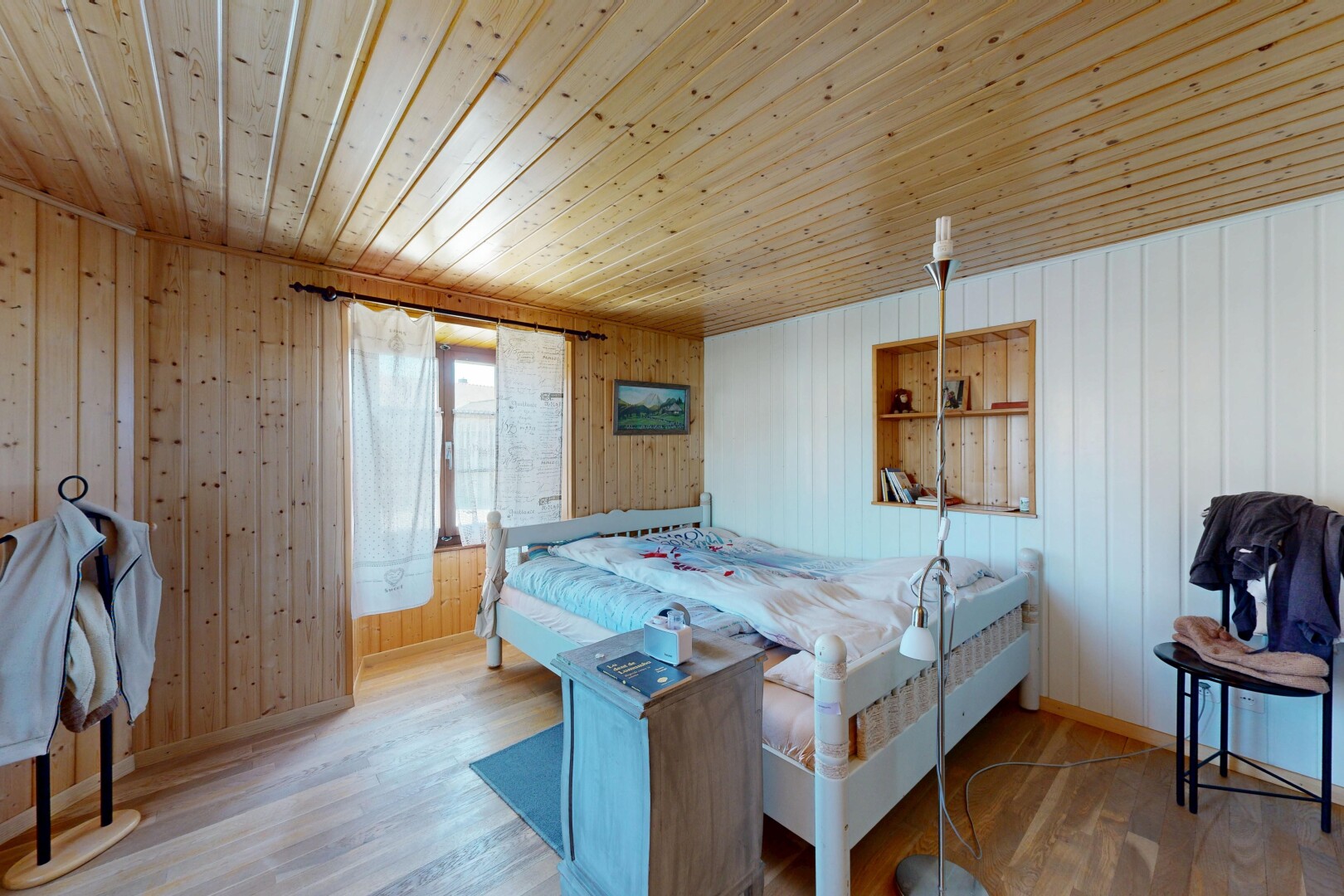 zimmer / schlafzimmer mit holzfußboden, wood finish floor, holzdecke, wood ceiling, und natürliches licht