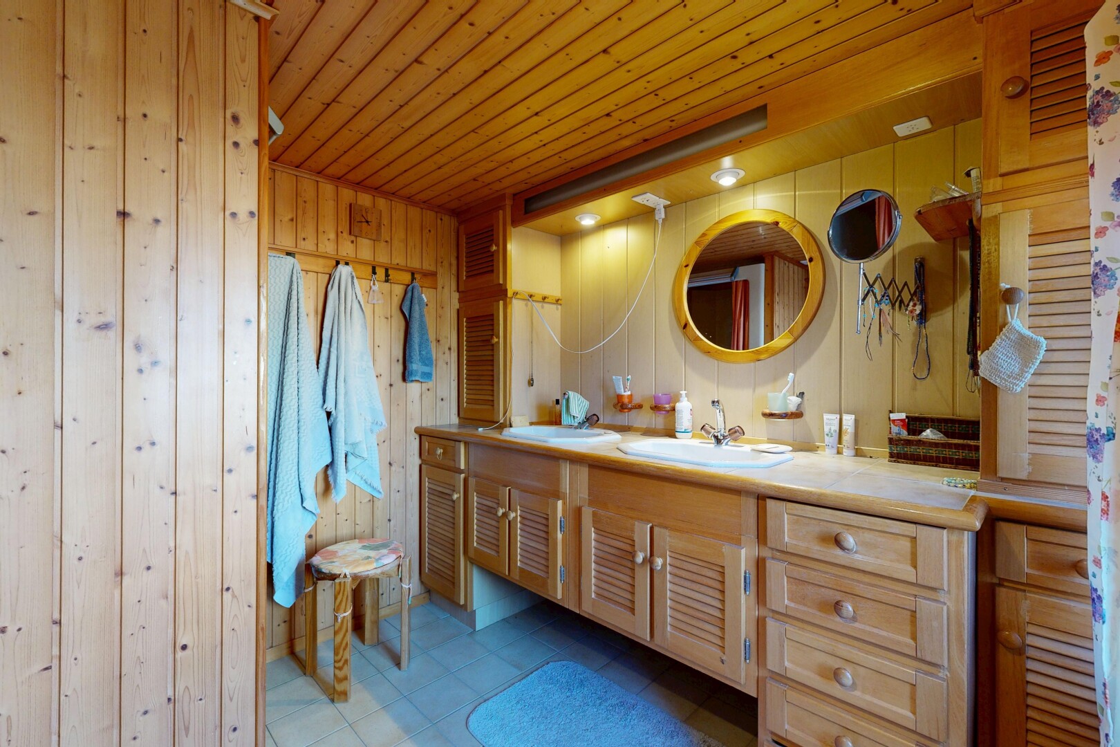 bad mit doppelwaschtisch, spiegel, komplettes badezimmer, holzdecke, und wood ceiling