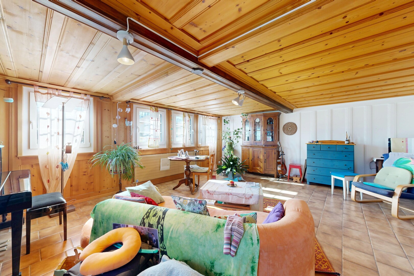wohnzimmer mit inside property, natürliches licht, natural light, holzdecke, und wood ceiling