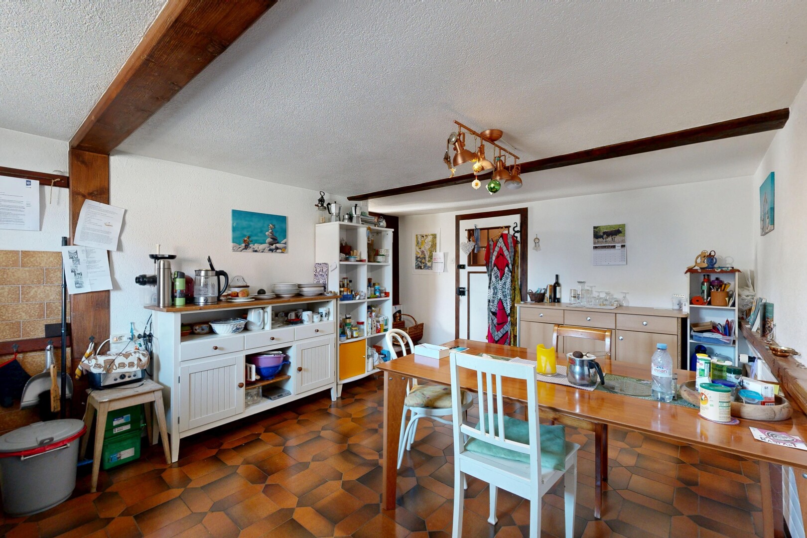 esszimmer mit textured ceiling, spritzputz decke, inside property, drywall, und gipskartonwand