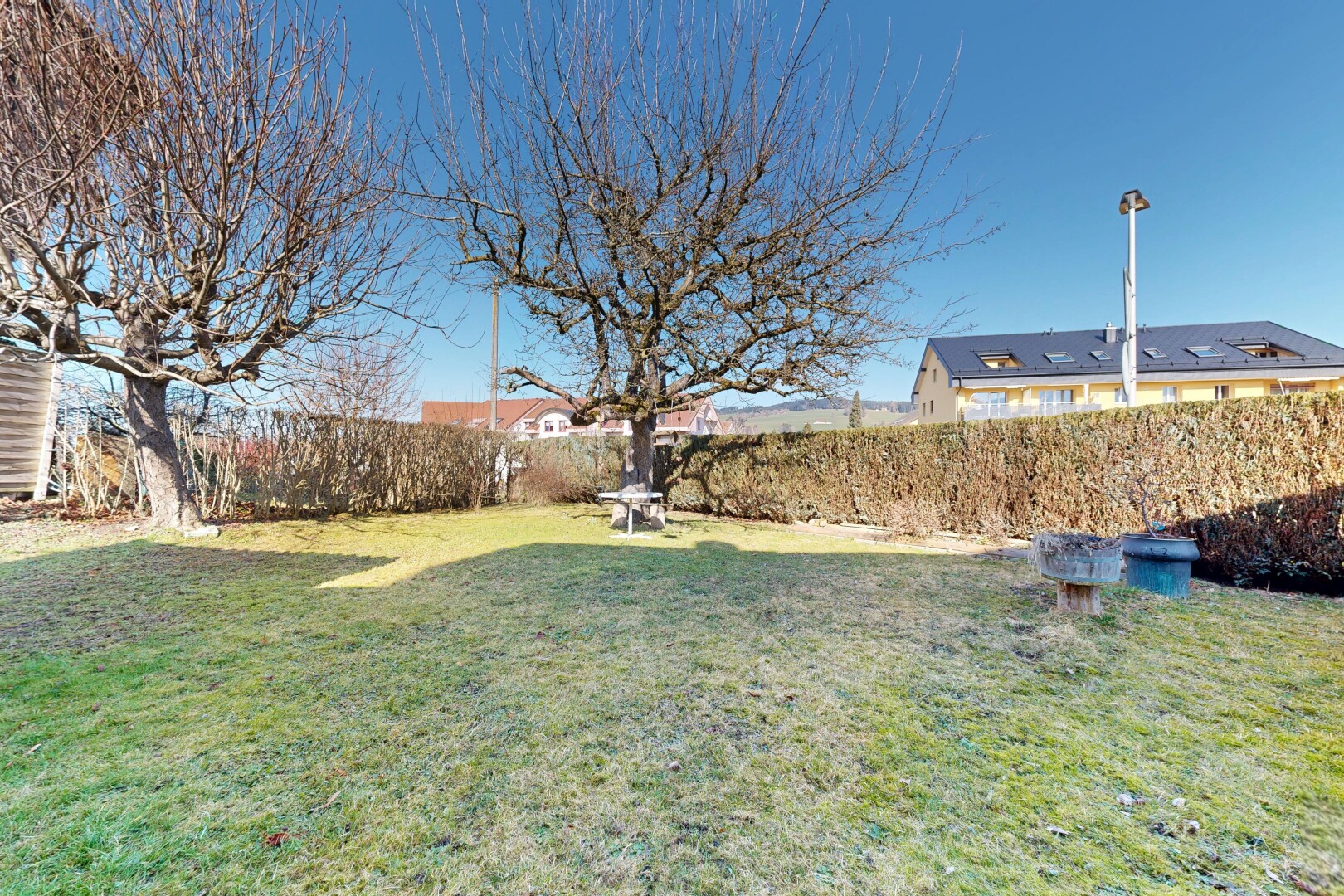 garten mit rasen, zaun, day time, und from property