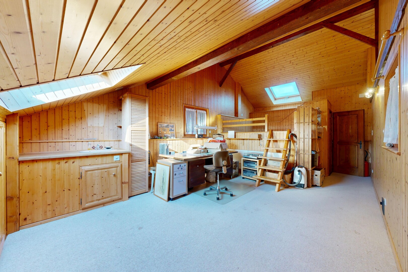 büro mit dachfenster, teppich, carpet, holzwand, und wood wall