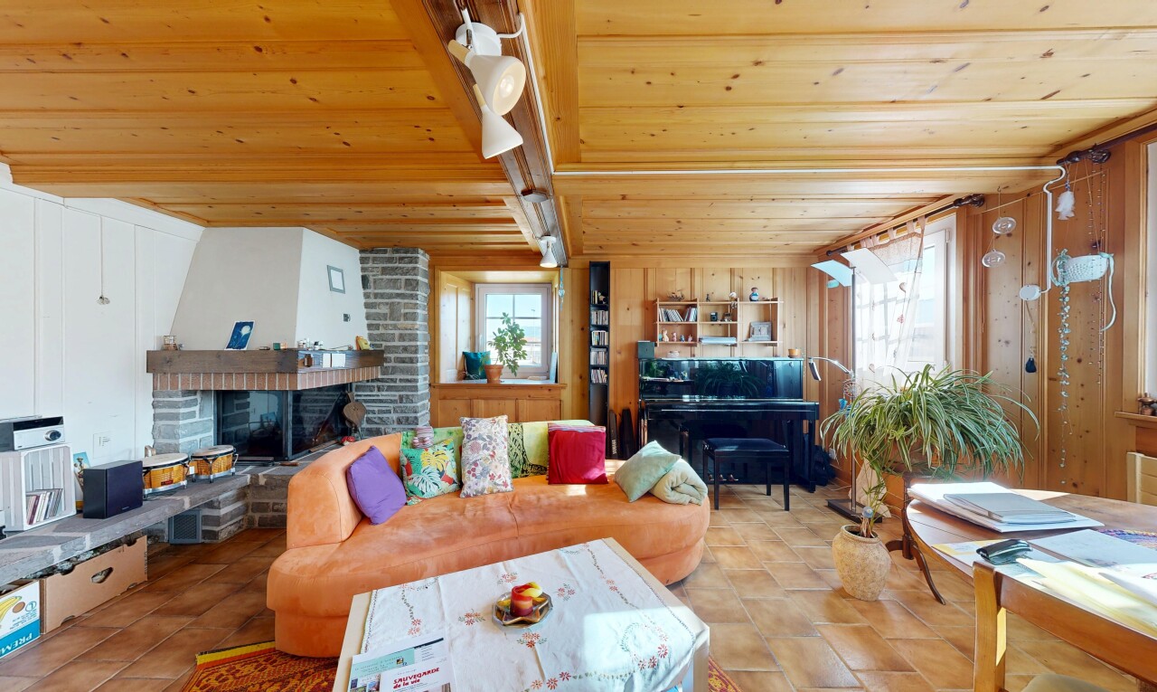 wohnzimmer mit inside property, natürliches licht, natural light, kamin, und holzdecke