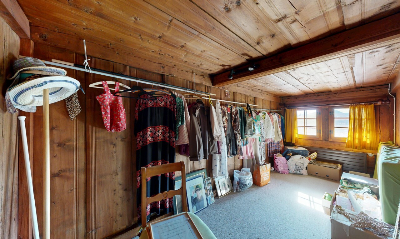 begehbarer kleiderschrank mit teppich, carpet, balkendecke, und beamed ceiling