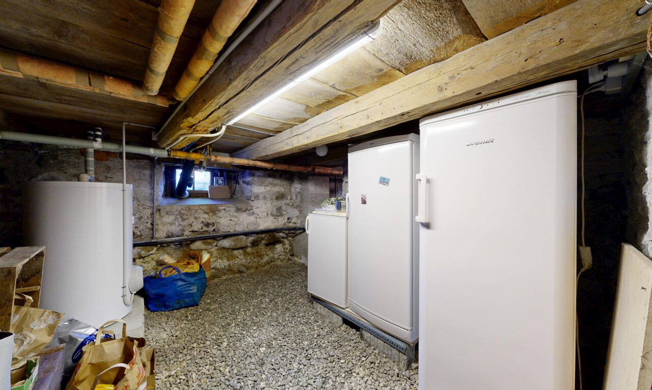 küche mit wasserkocher, inside property, kühlschrank, keller, und tumbler