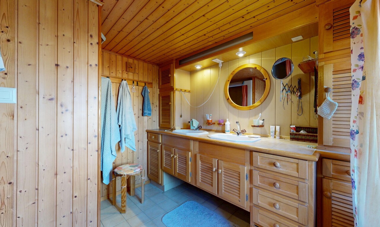 bad mit doppelwaschtisch, spiegel, komplettes badezimmer, holzdecke, und wood ceiling
