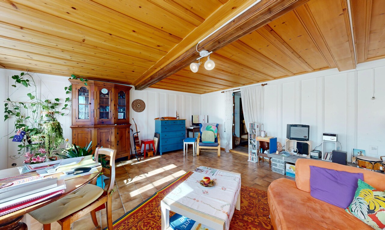wohn- / esszimmer mit inside property, holzdecke, wood ceiling, wandvertäfelung, und paneling wall