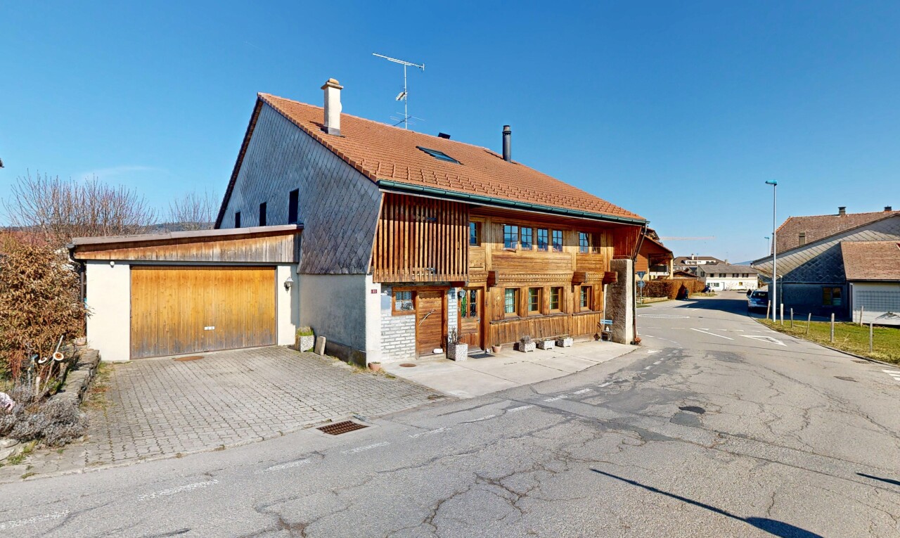außenansicht mit day time, auffahrt, property visible, und garage angeschlossen