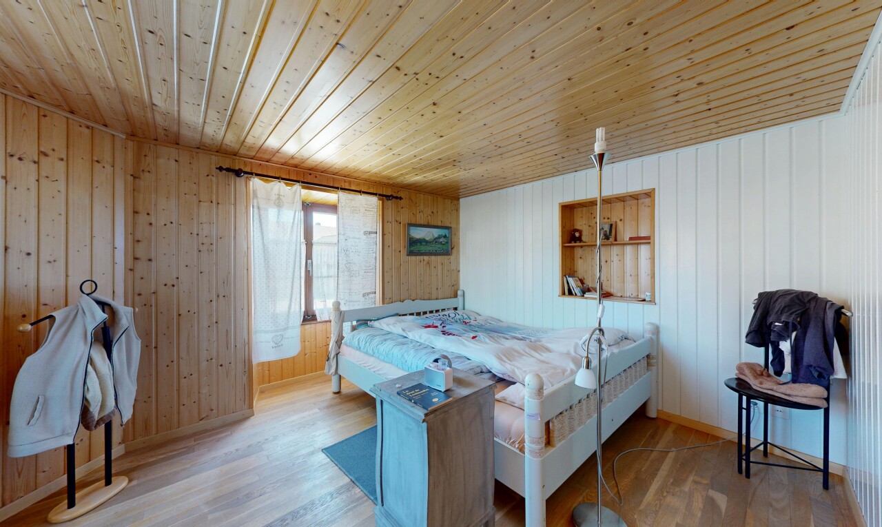 zimmer / schlafzimmer mit holzfußboden, wood finish floor, holzdecke, wood ceiling, und natürliches licht