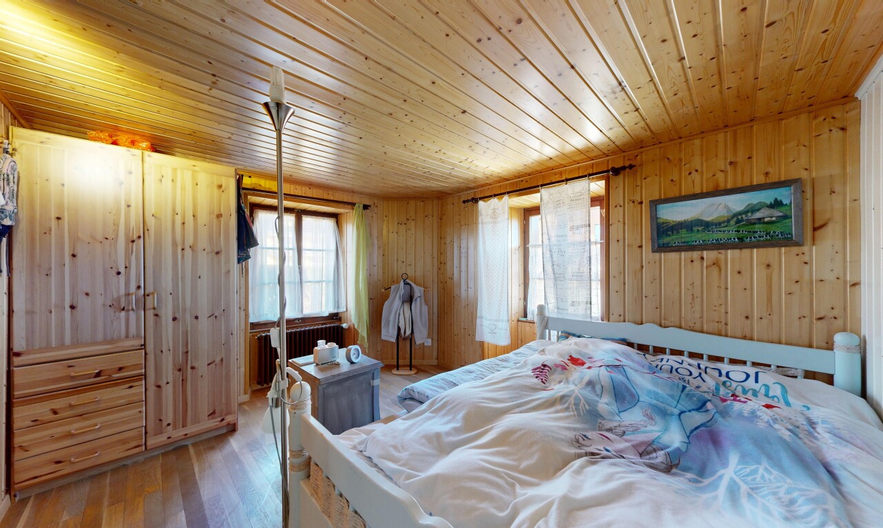 zimmer / schlafzimmer mit wood finish floor, holzfußboden, natural light, natürliches licht, und wood wall