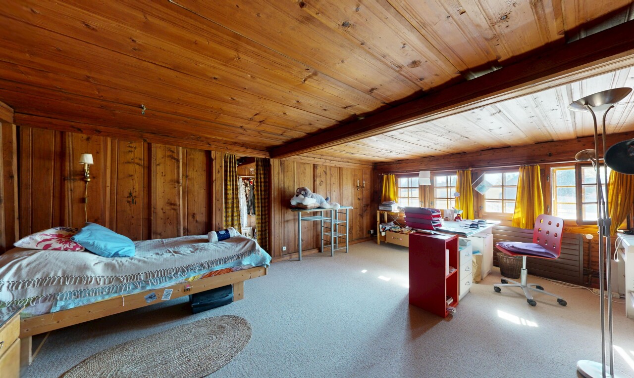 zimmer / schlafzimmer mit teppich, carpet, inside property, holzwand, und wood wall