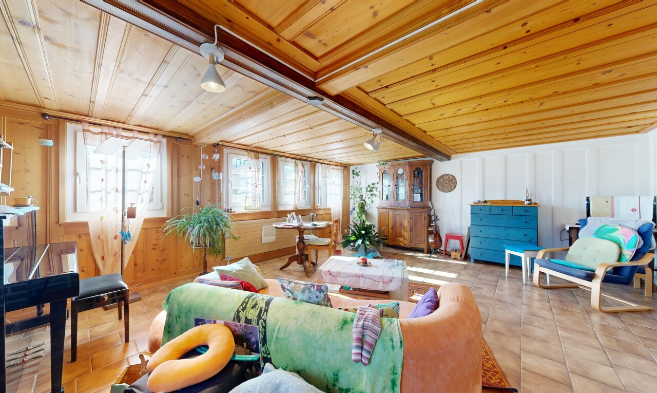 wohnzimmer mit inside property, natürliches licht, natural light, holzdecke, und wood ceiling